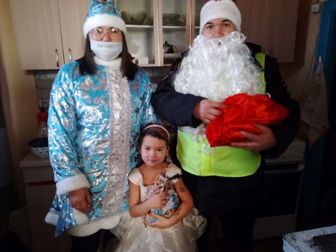Полицейский Дед Мороз поздравляет детей из Аскизского района