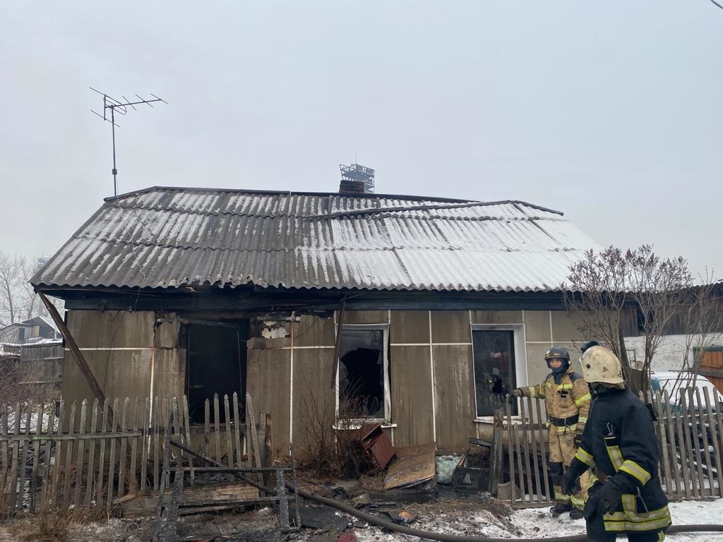 В Усть-Абакане пожарные спасли женщину из задымленного дома