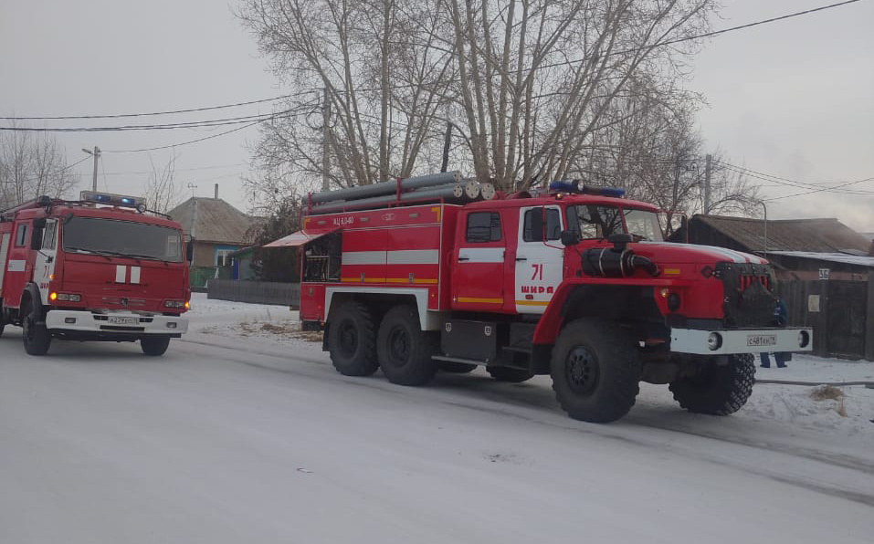 В выходные пожарные тушили дома, бани, надворные постройки и офисное помещение