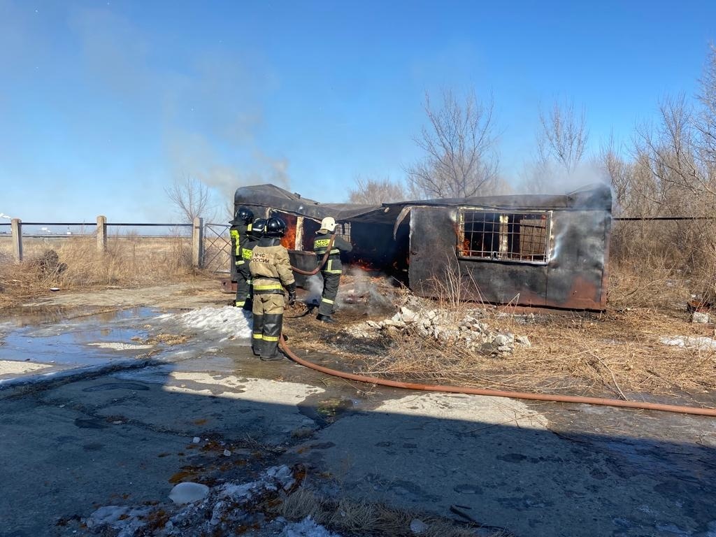 За минувшие сутки пожарные тушили жилье, вагончик, бытовку, мусор и траву