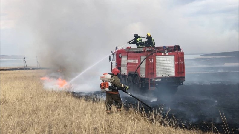Более ста километров степных пожаров потушили в Хакасии за сутки