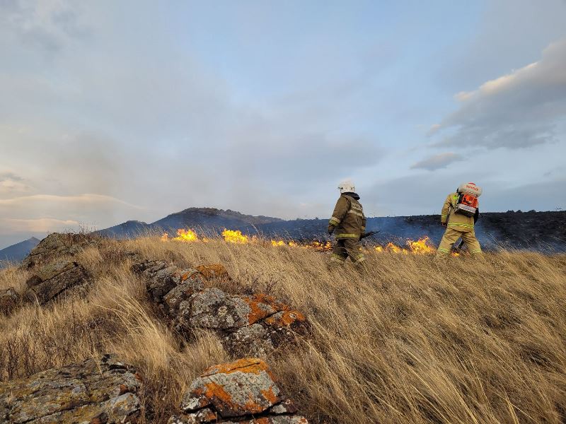 Огнеборцы Хакасии ежедневно ликвидируют километры ландшафтных пожаров
