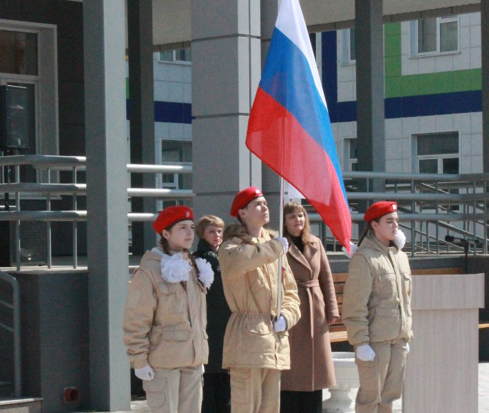 В школах Хакасии взметнулся российский триколор