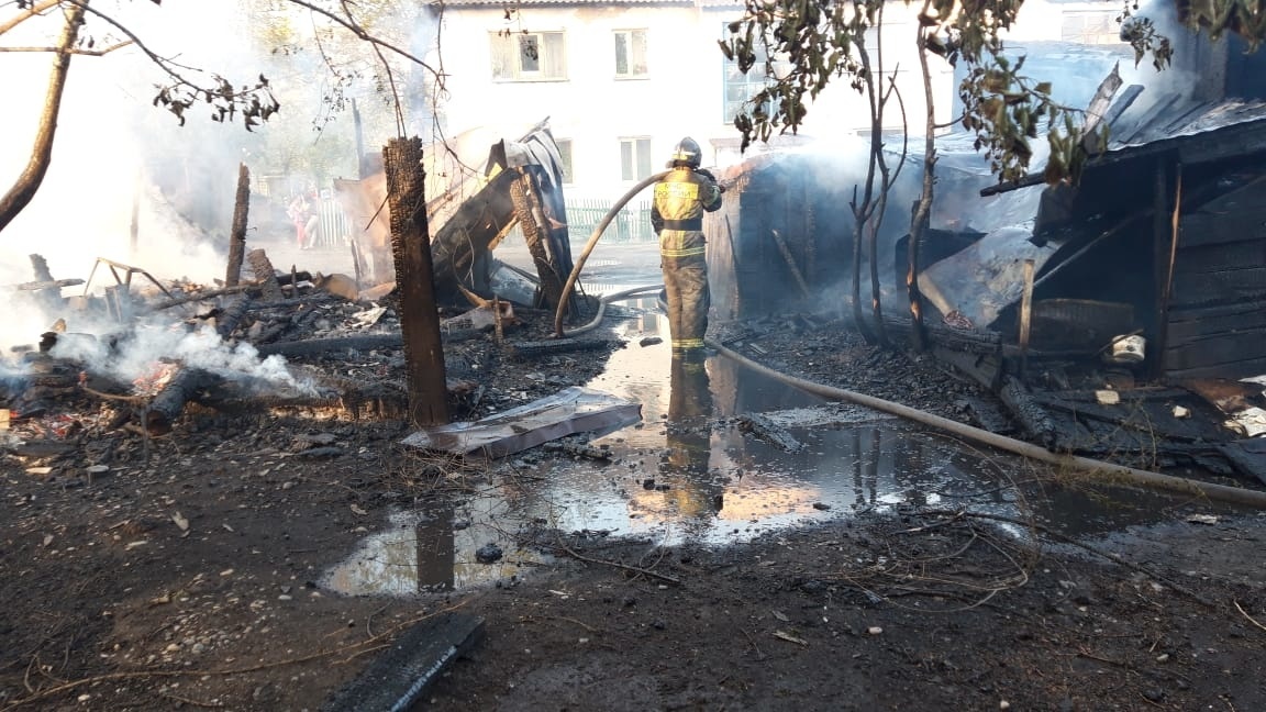 В Абакане из-за неосторожного обращения с огнем сгорели надворные постройки
