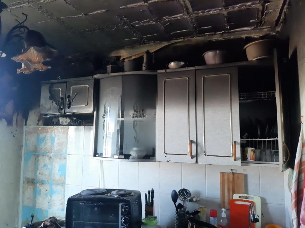 Оставленная на работающей плите кастрюля привела к пожару в Саяногорске