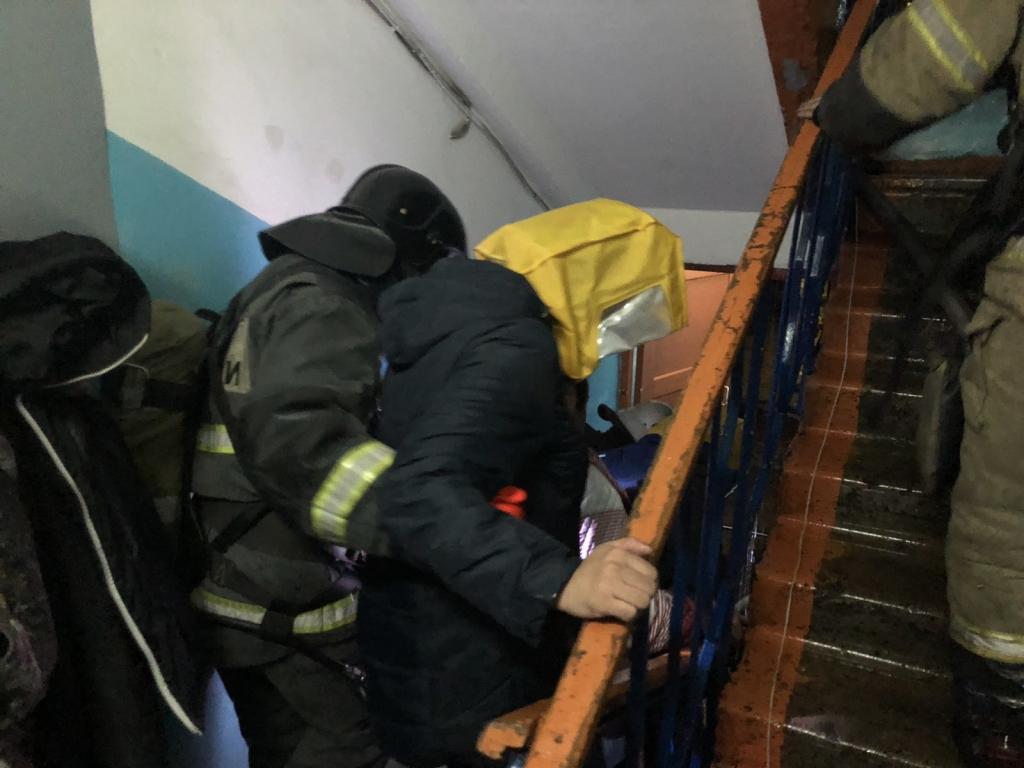 В Саяногорске пожарные спасли из задымленного подъезда 13 человек