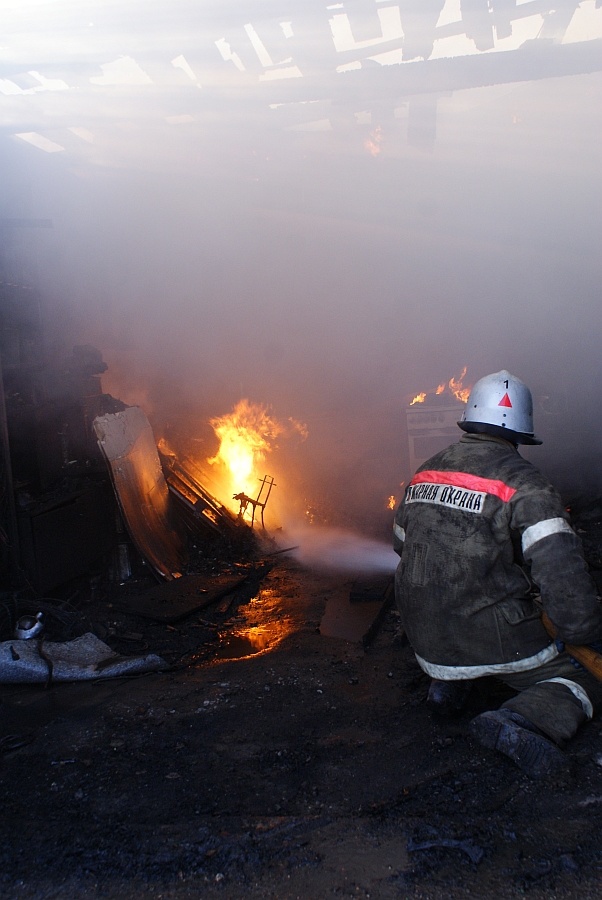 В Аскизском районе неосторожное обращение с огнем привело к загоранию надворной постройки
