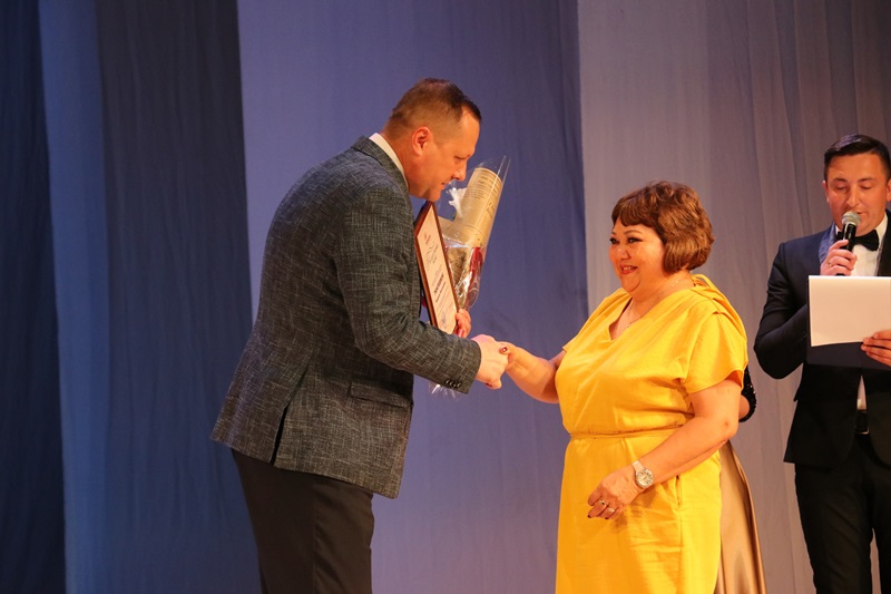 В Хакасии поздравили и вручили награды медицинским работникам