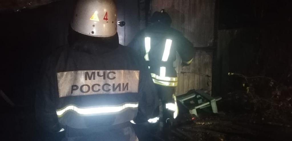 В Черногорске замыкание проводки привело к пожару в цехе металлообработки