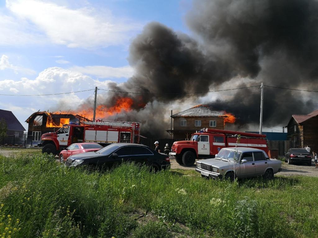Замыкание проводки – предварительная причина крупного пожара в Абакане