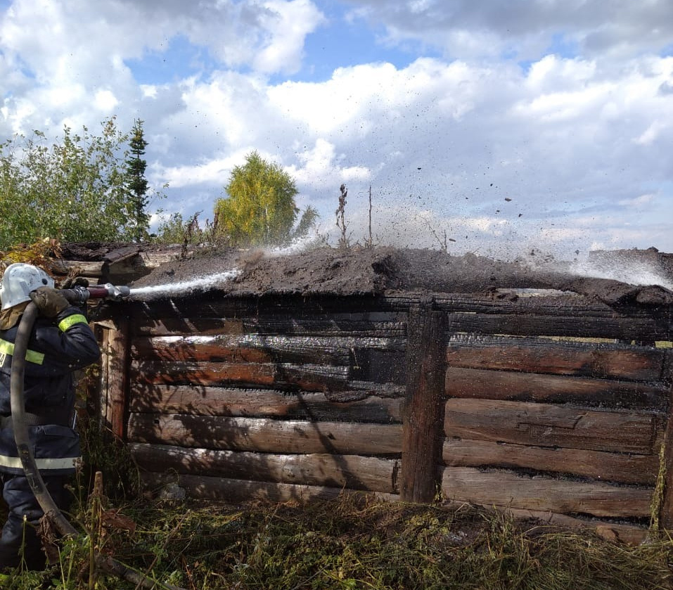 В Черногорске пожарные тушили нежилой дом, в Саяногорске - баню