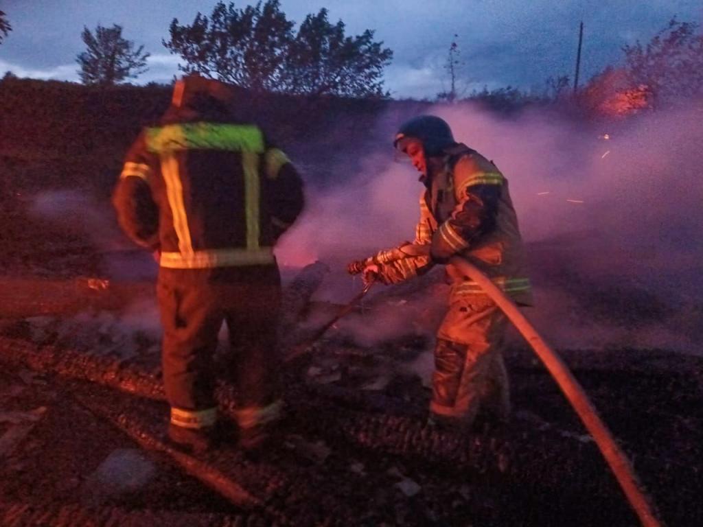 В Саяногорске пал травы перешел на дачный дом и бесхозные постройки