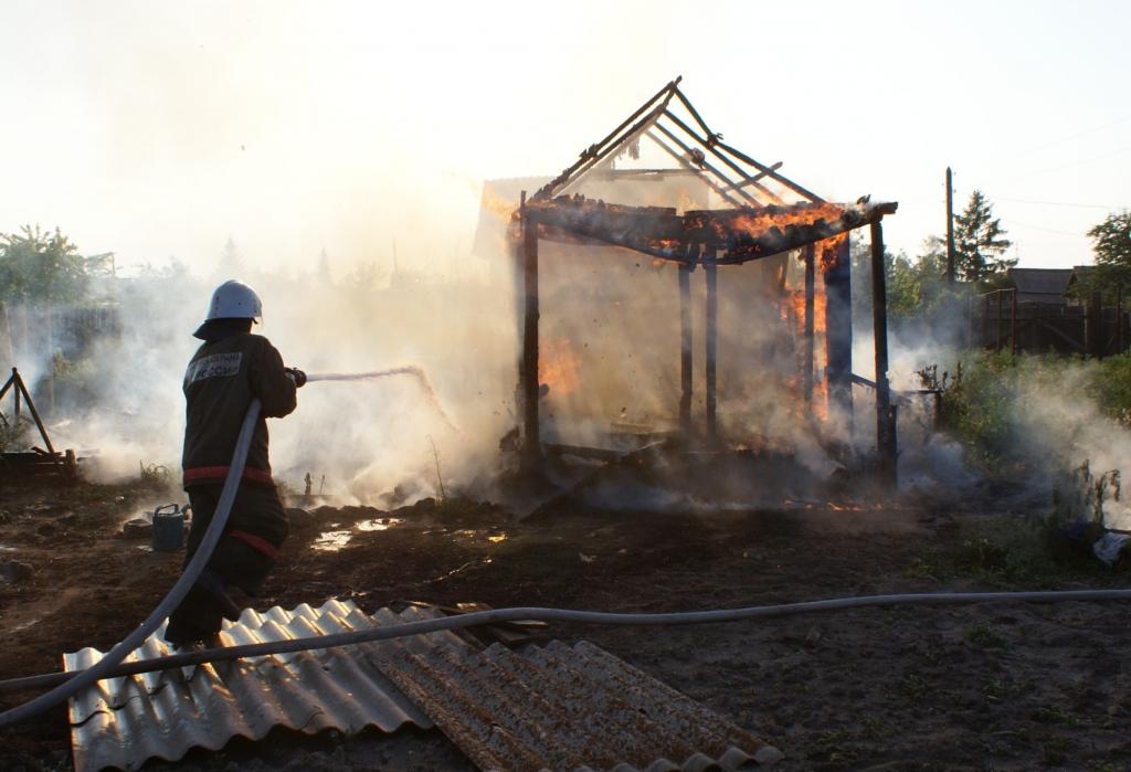 В Саяногорске замыкание проводки привело к пожару в дачном доме
