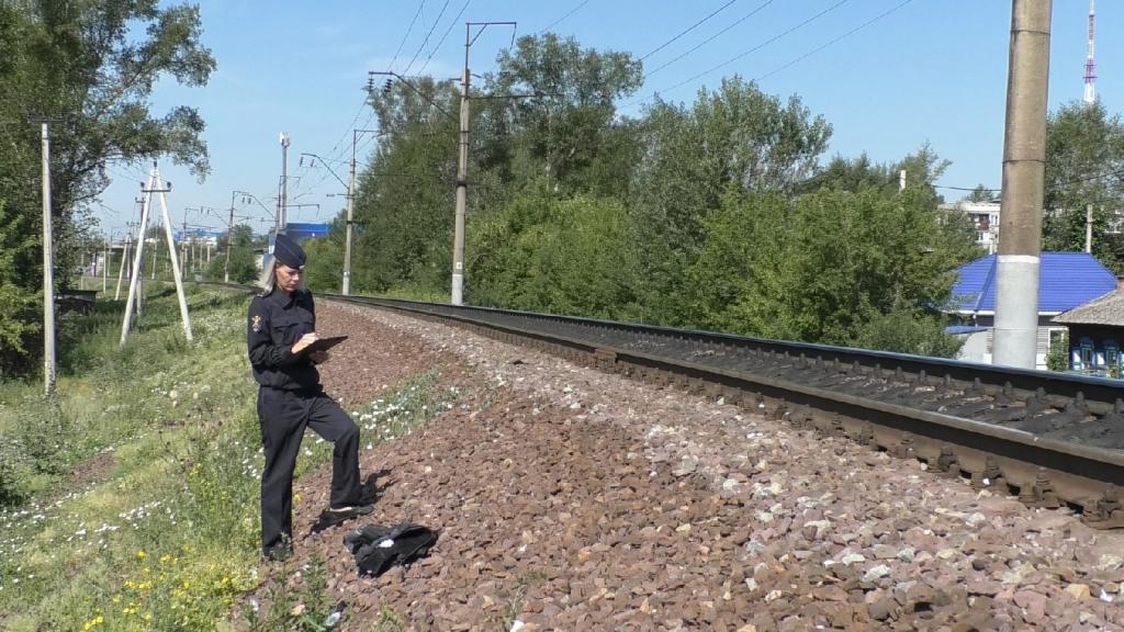 В Абакане транспортные полицейские устанавливают обстоятельства травмирования на железной дороге 19-летнего жителя Хакасии