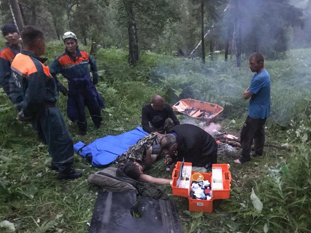 Травмированного сборщика дикоросов эвакуировали из тайги вертолетом