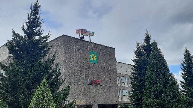 Символ Аскизского района  установлен на здании администрации 