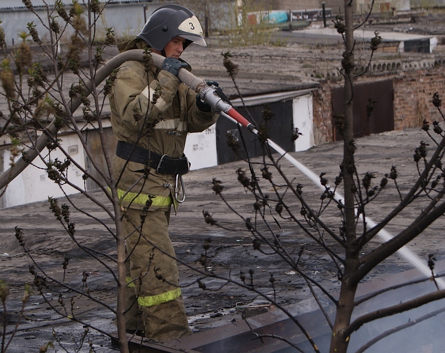 В Саяногорске из-за замыкания проводки загорелись вещи в гаражах