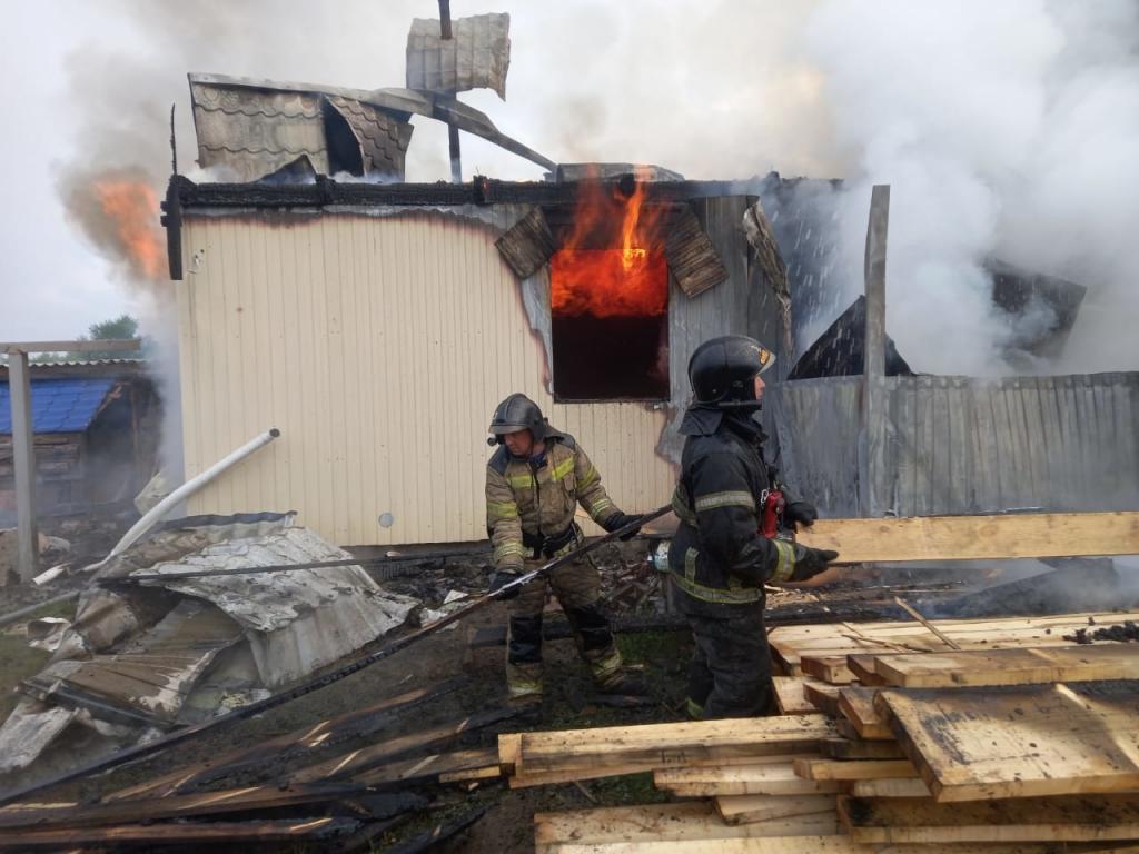 Абаканские пожарные тушили дом с пристройкой и баней