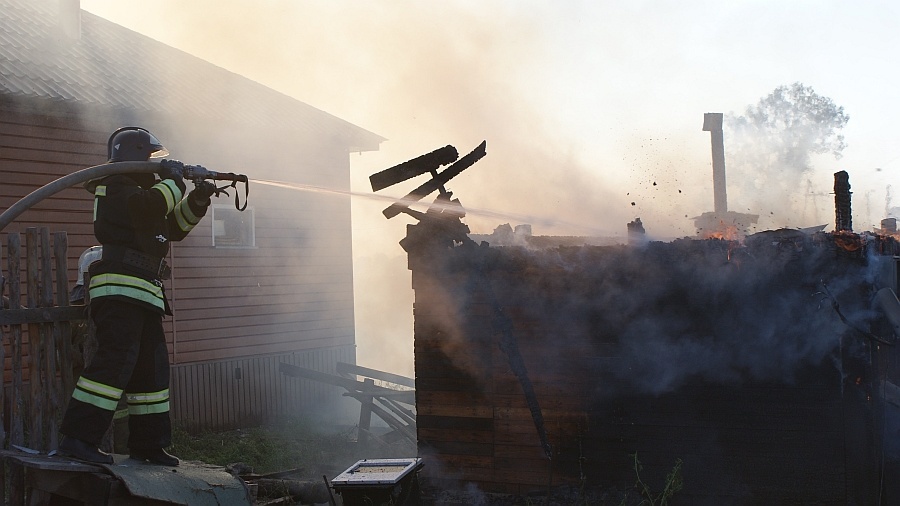 Шесть пожаров ликвидировали огнеборцы Хакасии за выходные дни