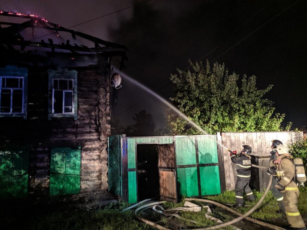 В Абазе из-за неосторожного обращения с огнем загорелась стена дома