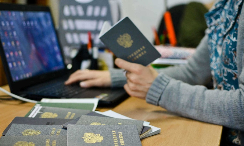 Более 4 тысяч жителей Хакасии перешли на электронные трудовые книжки с начала года