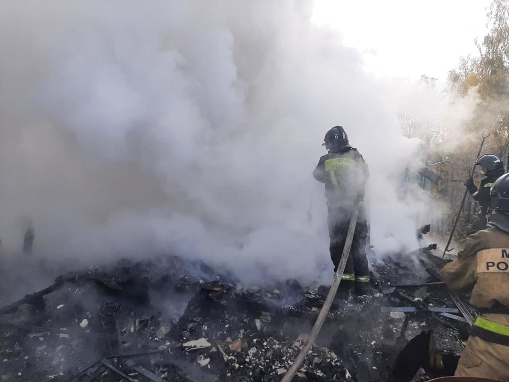 В Очурах сжигание мусора обернулось загоранием надворных построек