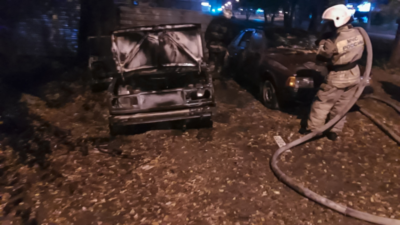 Абаканские пожарные потушили два автомобиля