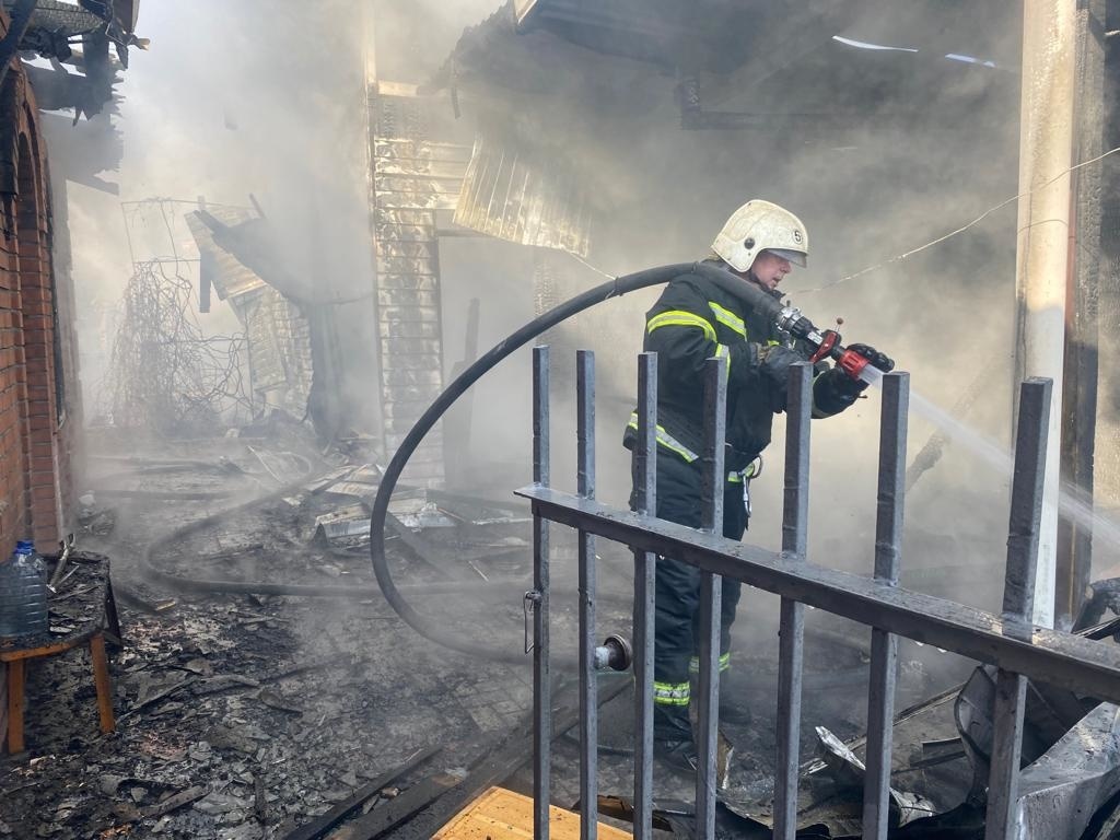 В Саяногорске замыкание проводки привело к загоранию гаражей и веранды дома