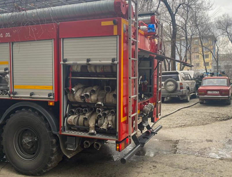 Саяногорские пожарные потушили автомобиль во дворе многоквартирного дома