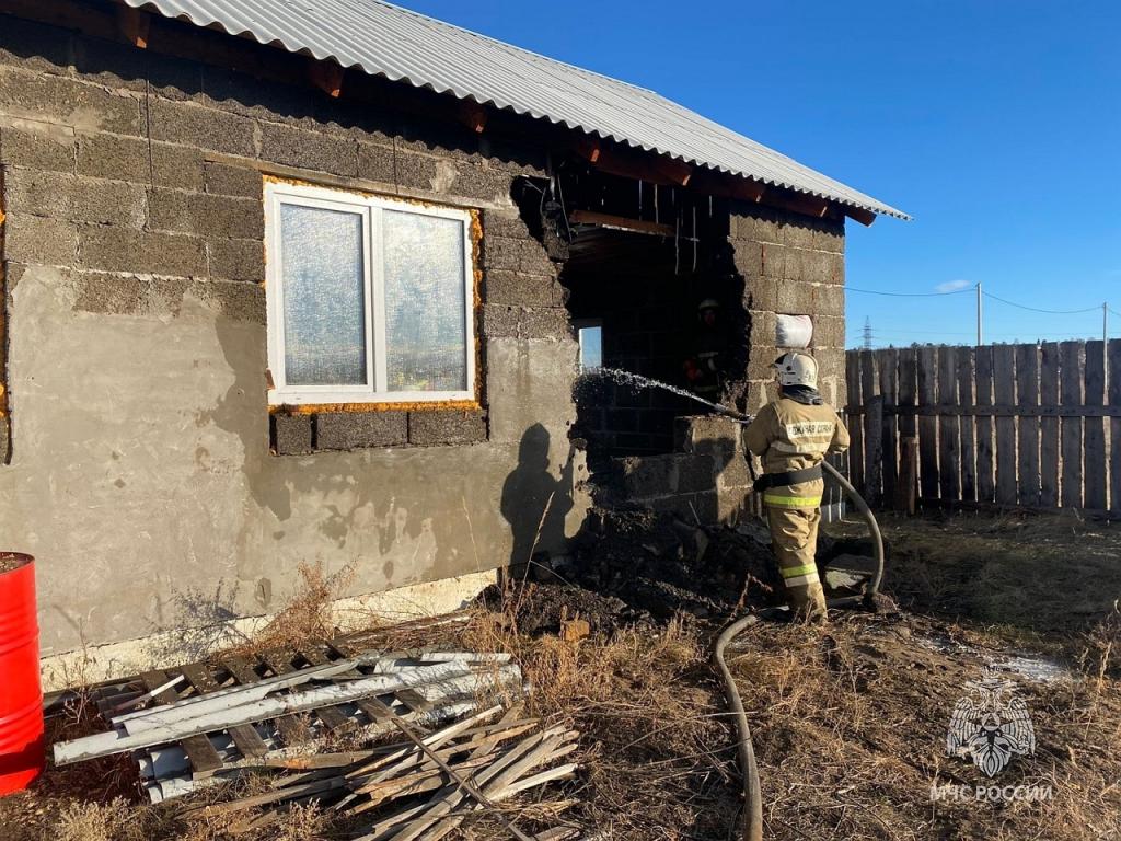 В Алтайском районе пожарные тушили недостроенный дом