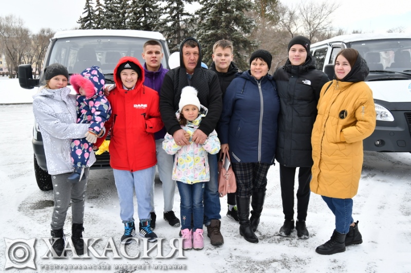 Многодетным семьям Хакасии глава вручил ключи от новых микроавтобусов
