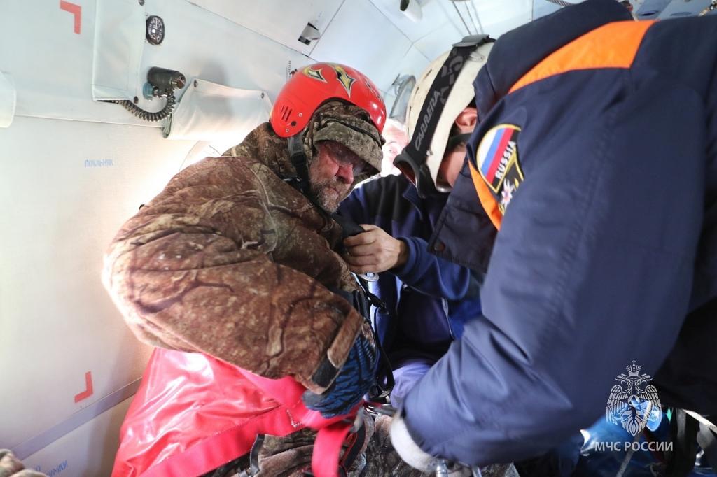 Спасатели МЧС эвакуировали пожилого охотника из непроходимой тайги