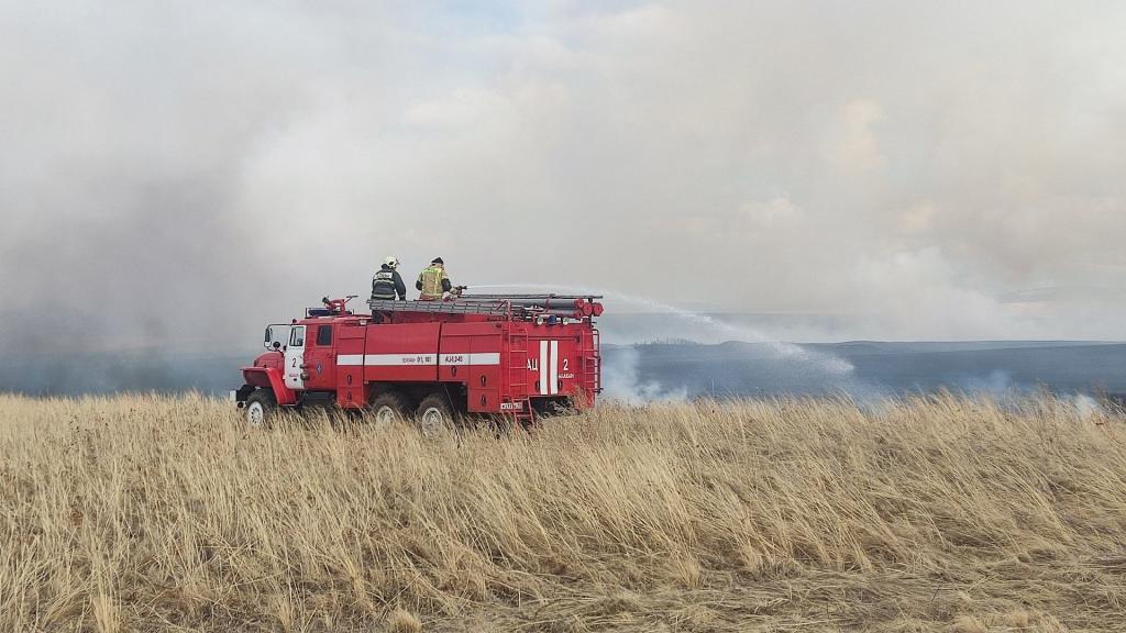 В Алтайском районе добровольцы и работники угольного разреза помогли тушить степной пожар