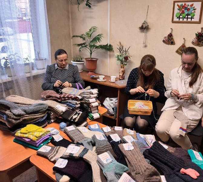 Мобилизованным из Хакасии  вяжут теплые носки ручной работы