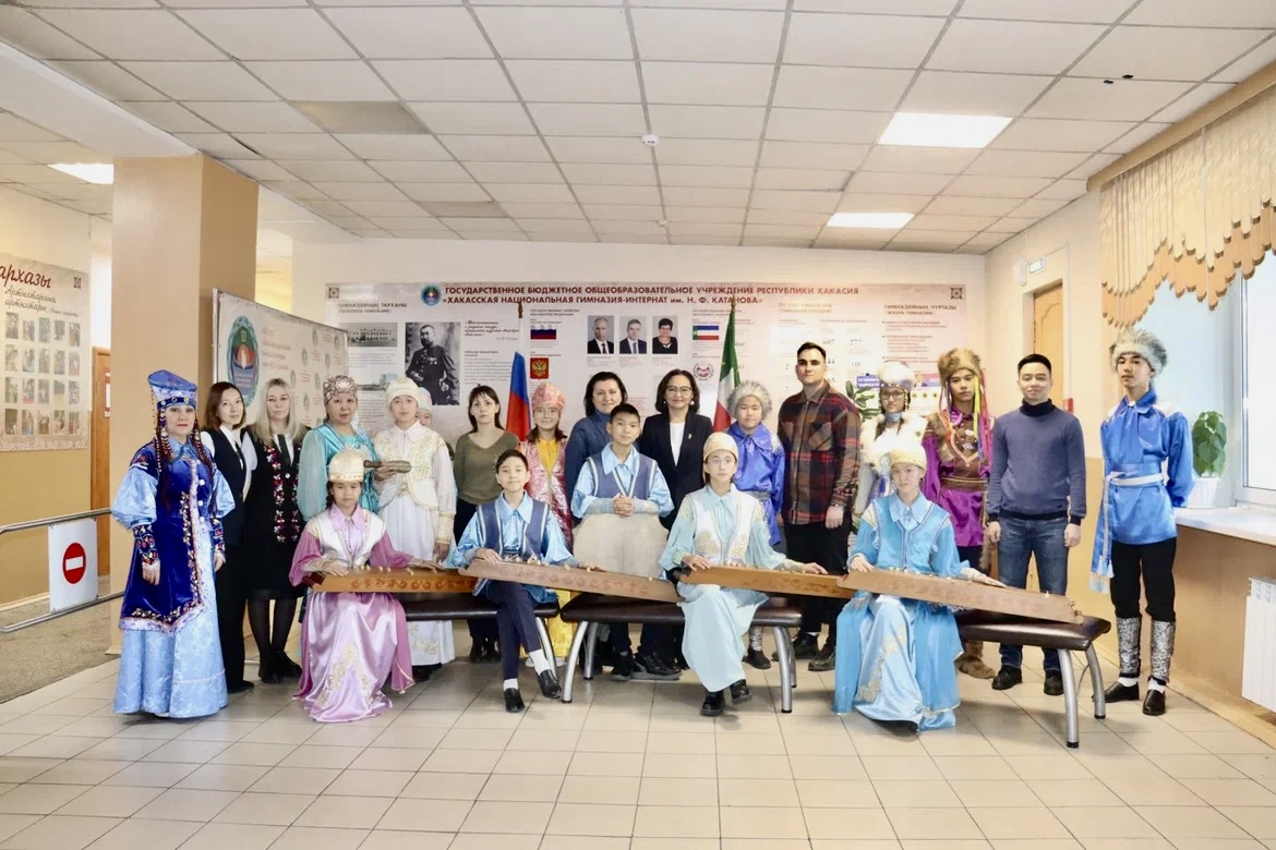 Хакасская национальная гимназия встретила гостей из Луганска