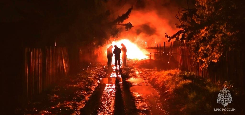 В дачном массиве Абакана пожарные спасли двух взрослых и ребенка