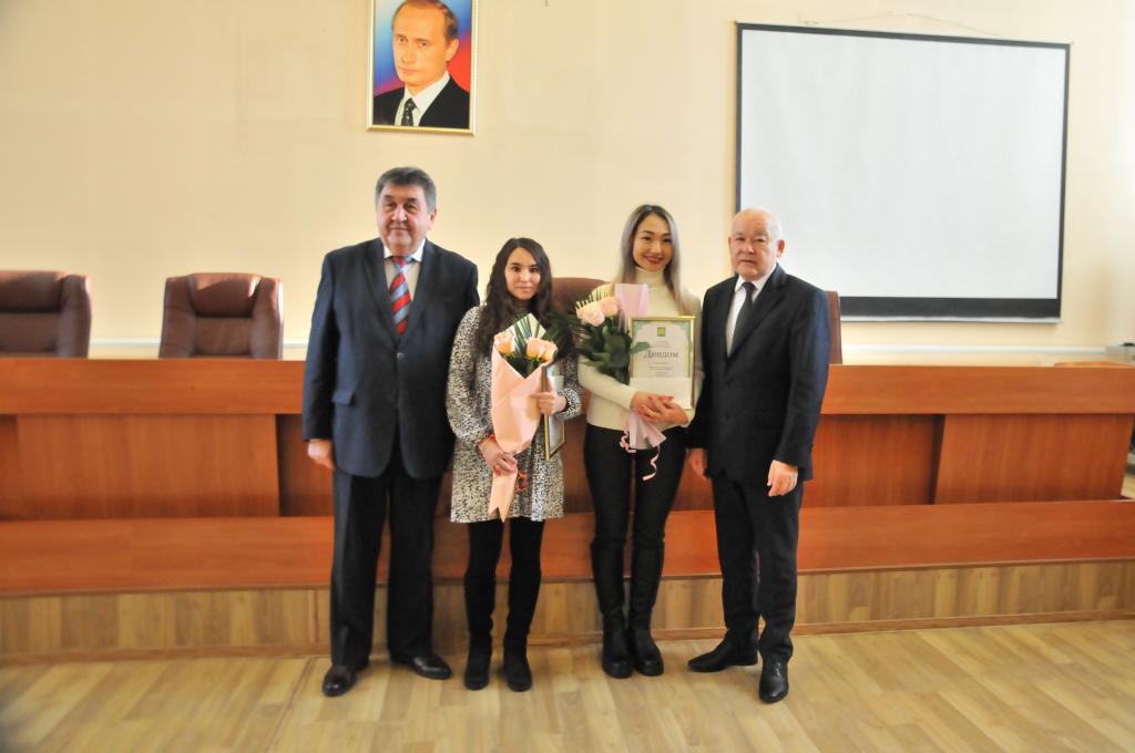 Аппаратное совещание в администрации Аскизского района началось с нескольких приятных моментов. 