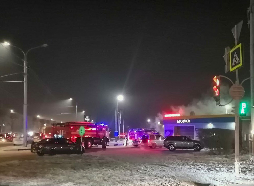 В столице Хакасии пожарные потушили автомобиль на заправке
