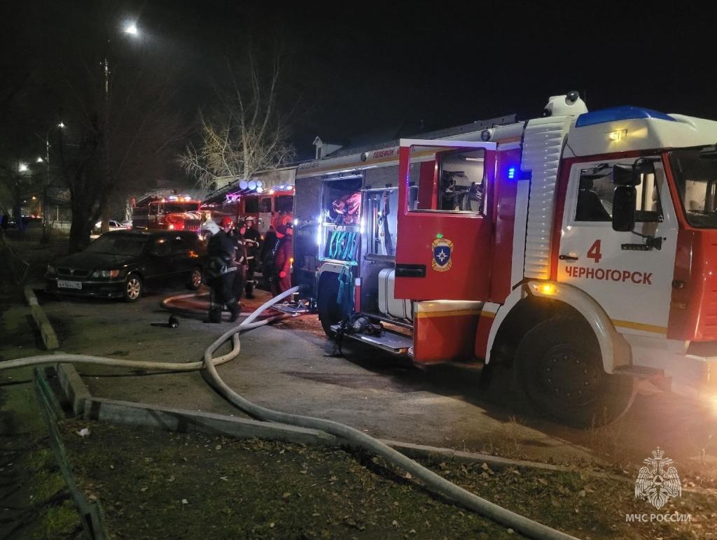 В Черногорске соседи спасли из пожара пенсионерку