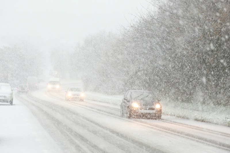 Снегопады в Хакасии: населению и автомобилистам необходимо соблюдать правила безопасности
