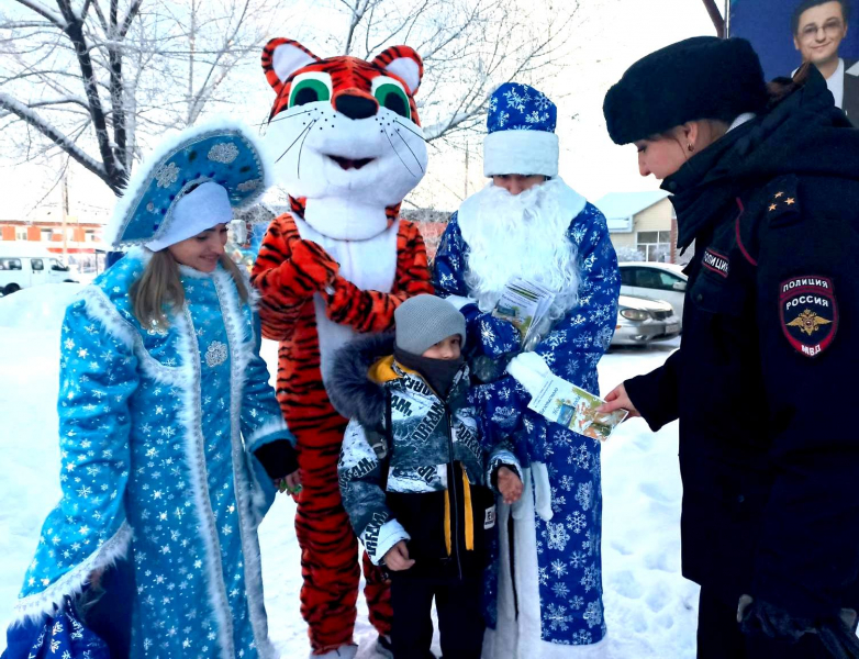 В Хакасии Дед Мороз и Снегурочка организовали предновогодний рейс безопасности
