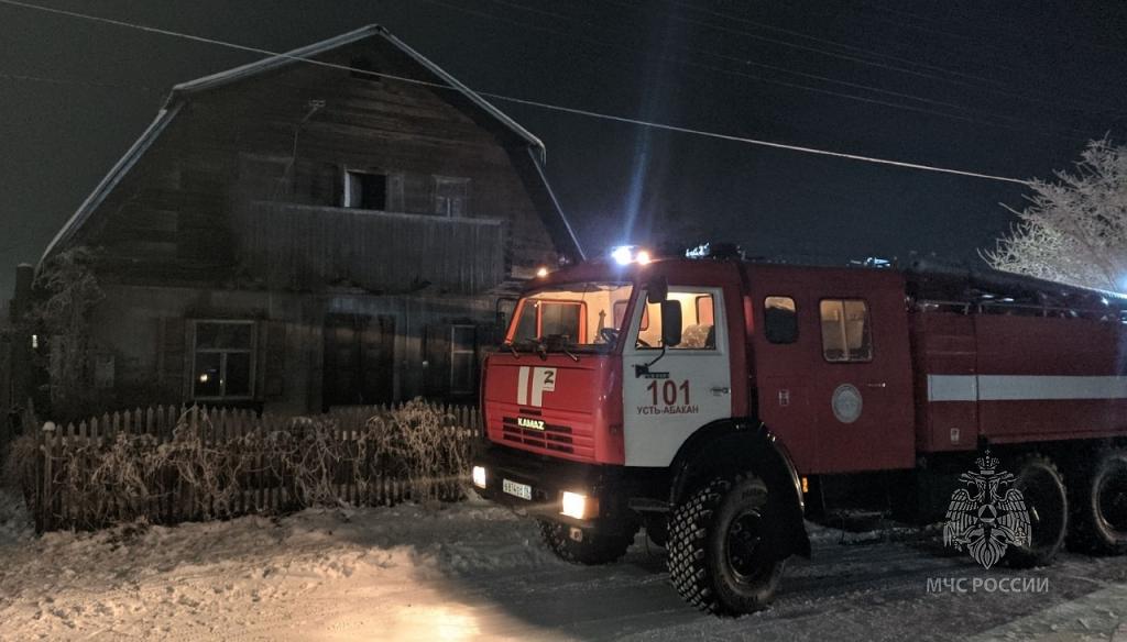 Причину трагического пожара в пос. Усть-Абакан устанавливают дознаватели МЧС России