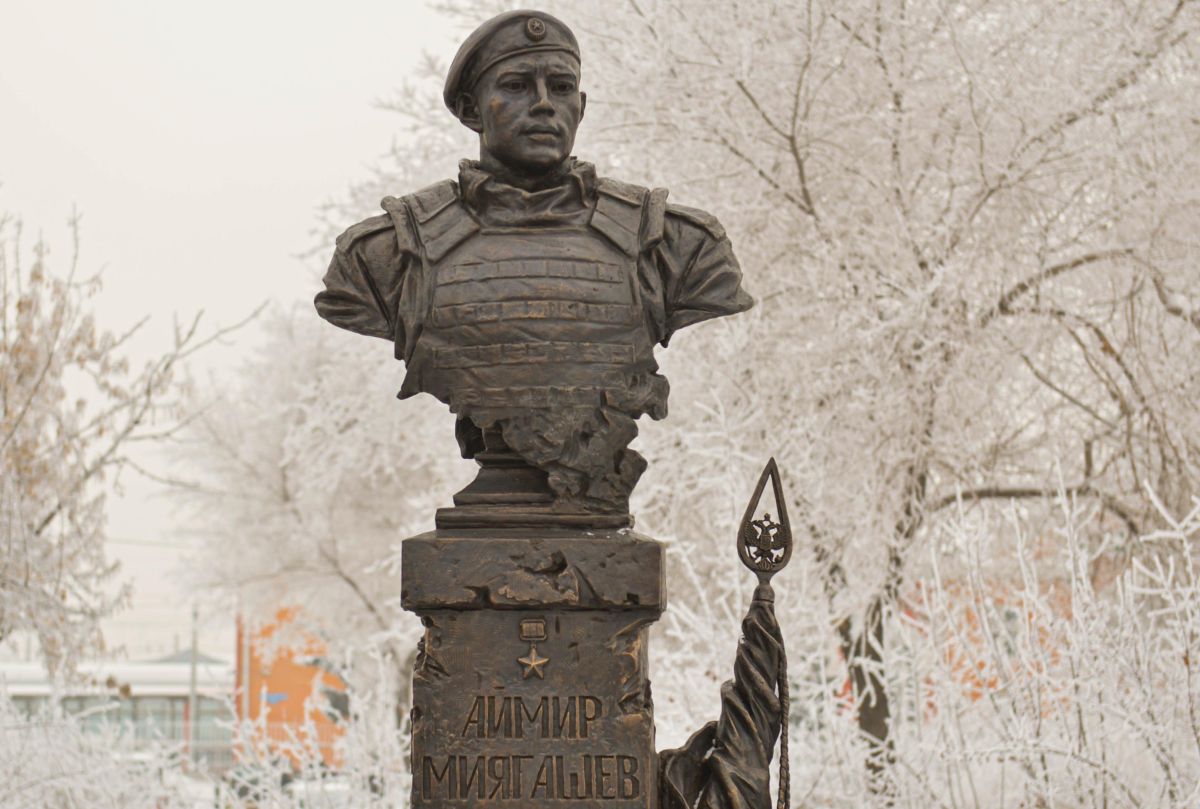 В Абакане открыли памятник Герою России из Хакасии ﻿Аймиру Миягашеву