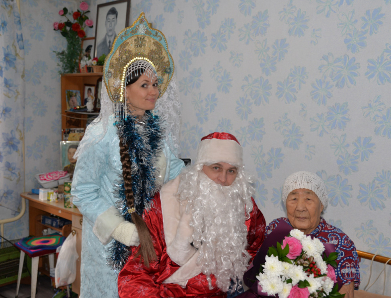 В Хакасии с наступающим Новым годом Полицейский Дед Мороз поздравил родителей сотрудников, погибших при исполнении служебного долга