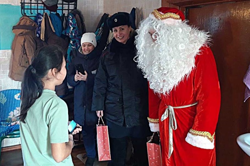 Малышей в поселке Усть-Есь поздравил полицейский Дед Мороз
