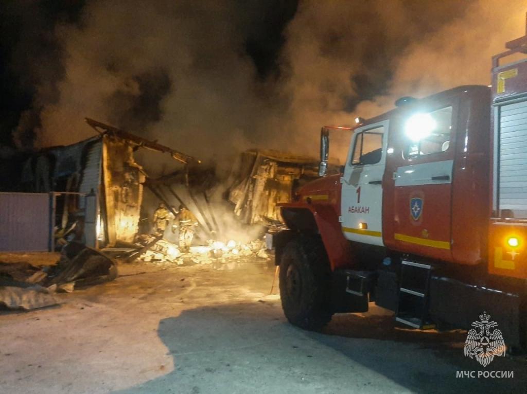 Замыкание проводки привело к уничтожению огнем трех автомобилей в Алтайском районе