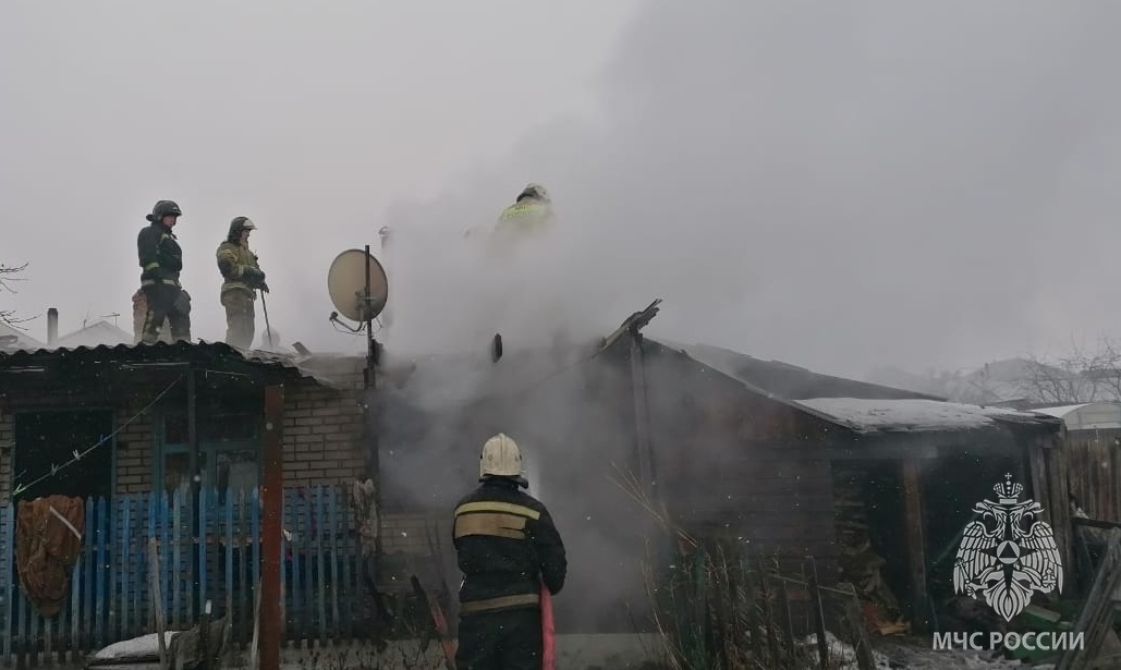 Неосторожное обращение с огнем, неостывшая зола и нарушение при строительстве печи привели к пожарам за сутки