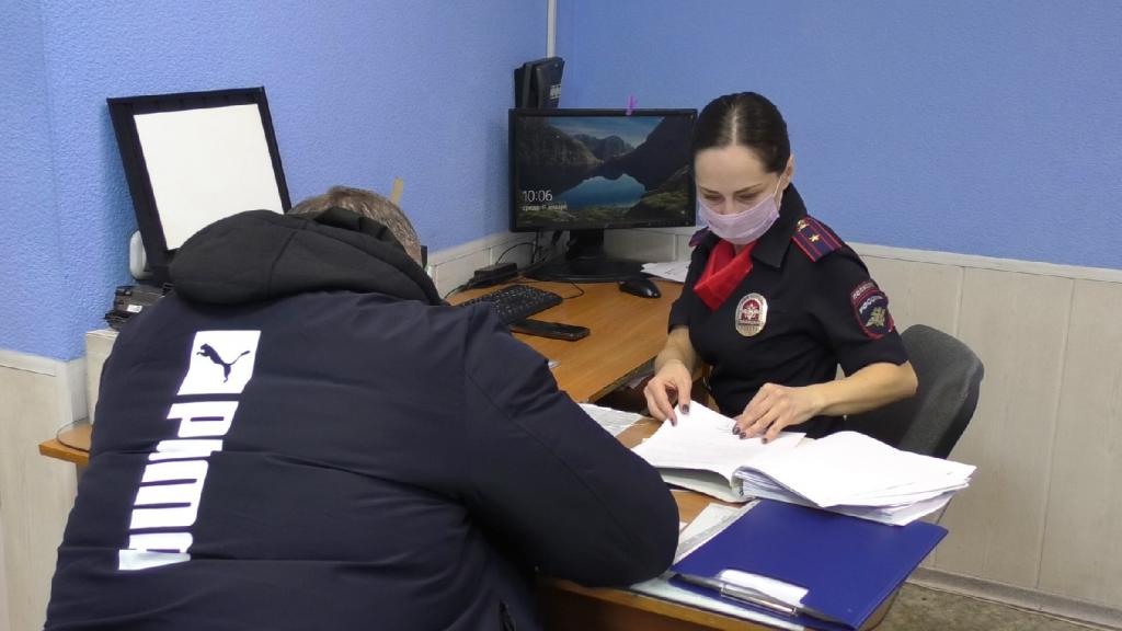 В Хакасии транспортные полицейские вернули гражданину телефон, похищенный у него летом прошлого года