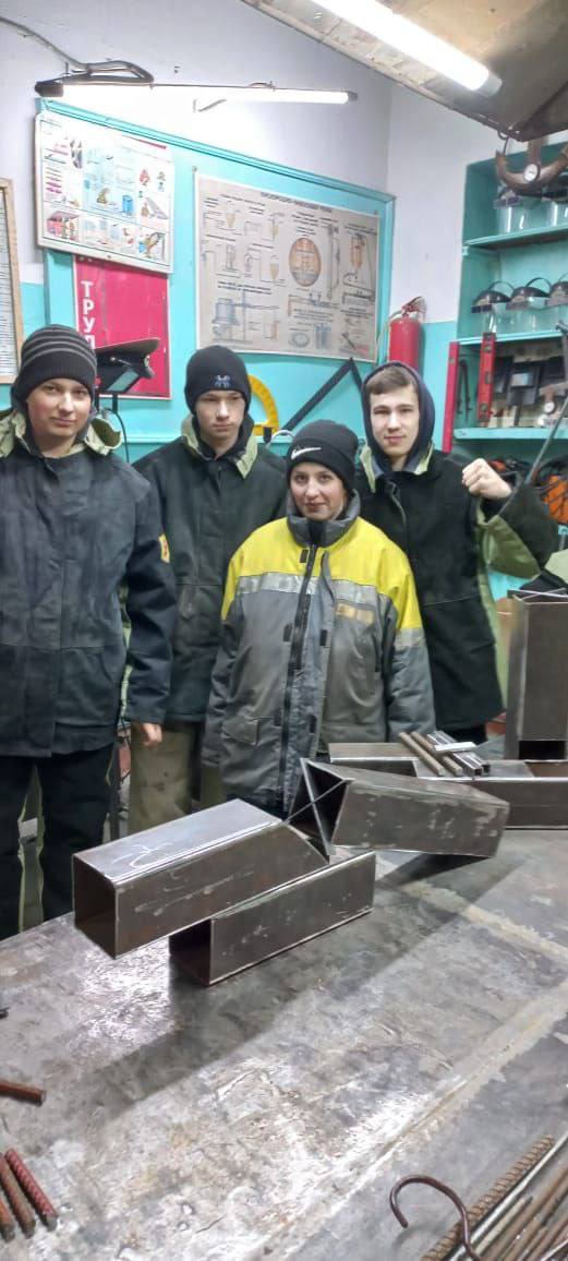 Мы вместе: волонтёры Черногорского горно-строительного техникума помогают участникам СВО