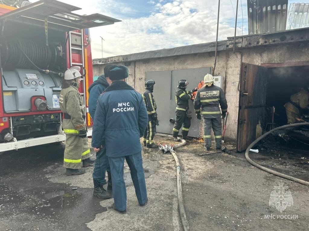 Замыкание проводки привело к пожару в черногорском гаражном массиве